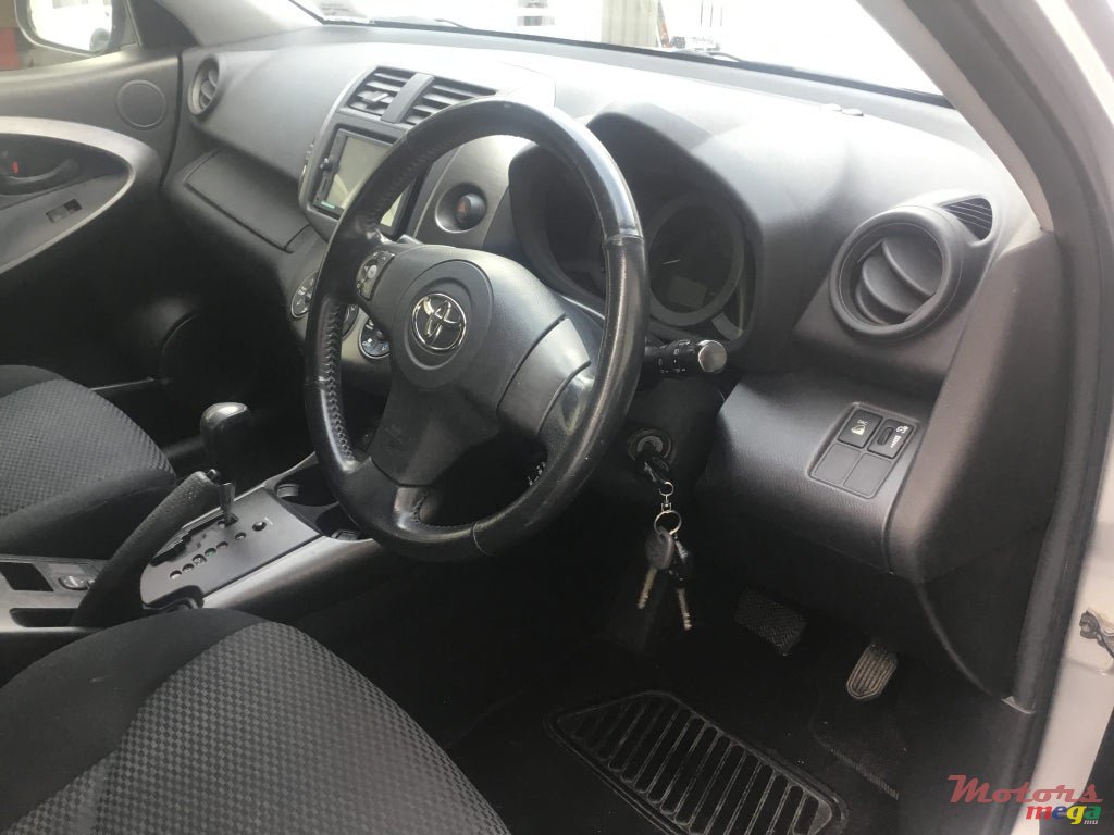 2012' Toyota RAV4 photo #2