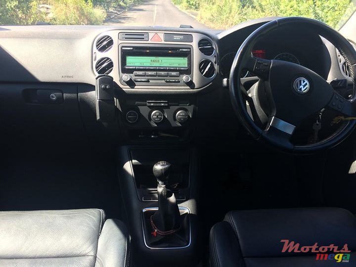 2011' Volkswagen Tiguan photo #4