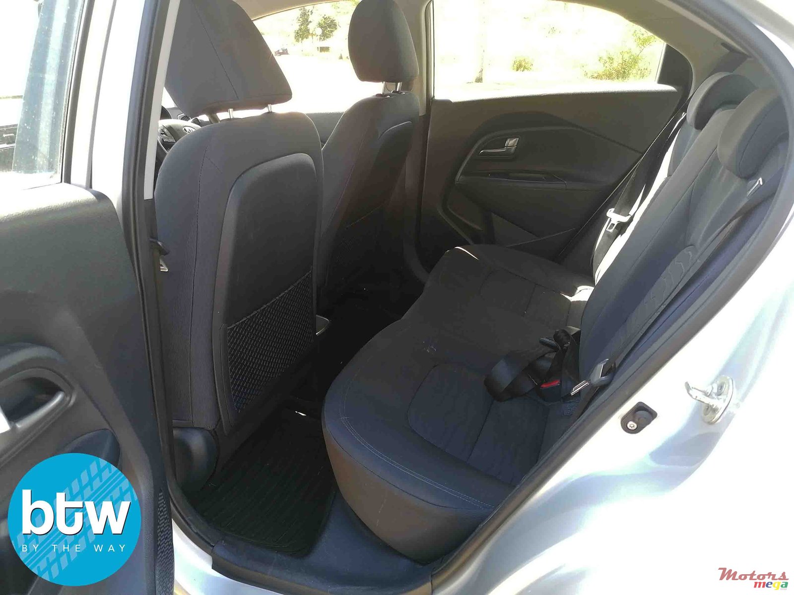 2015' Kia Rio photo #4