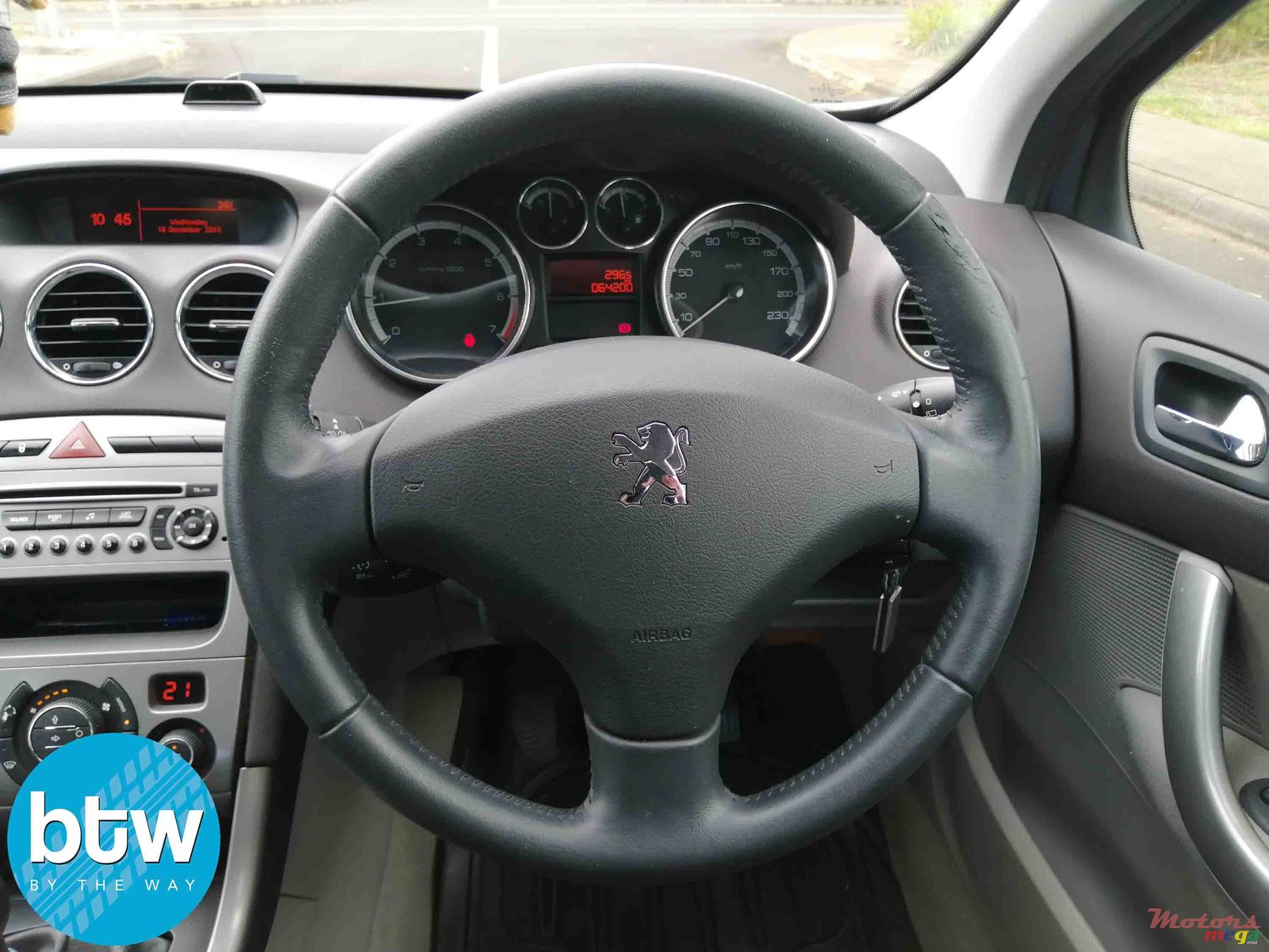 2011' Peugeot 308 photo #6