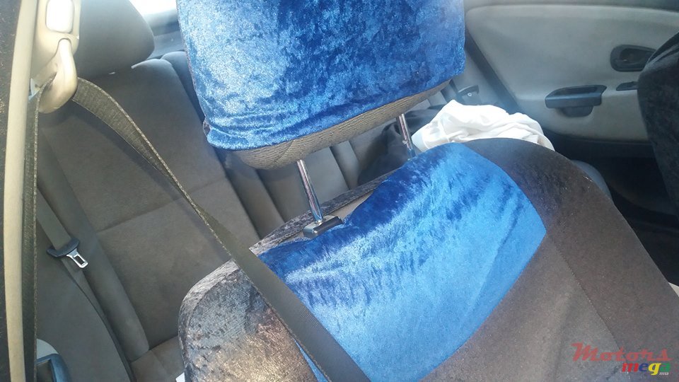 2002' Mitsubishi Carisma photo #7