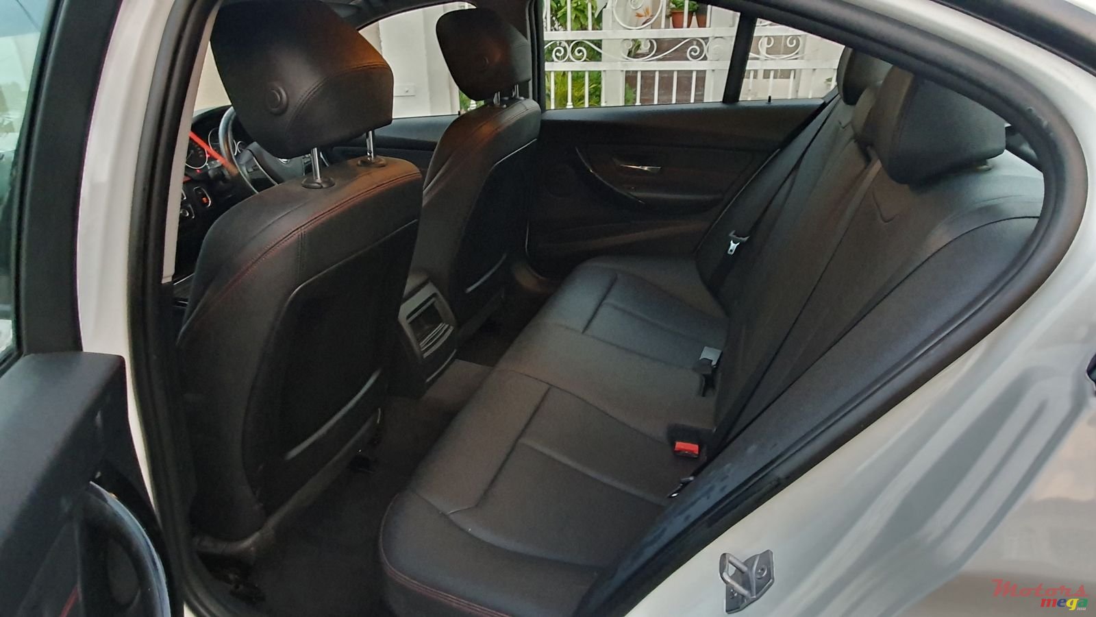 2013' BMW 316 photo #1