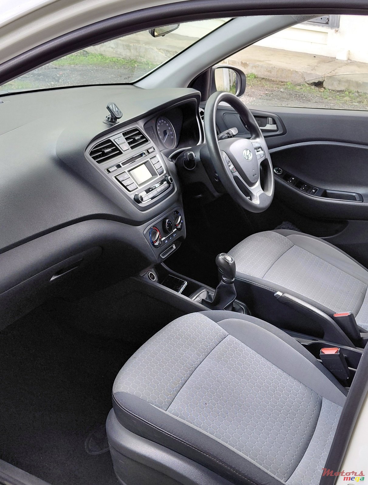 2017' Hyundai i20 photo #2