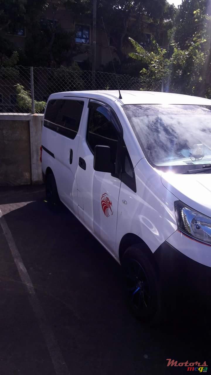 2011' Mitsubishi Delica photo #3