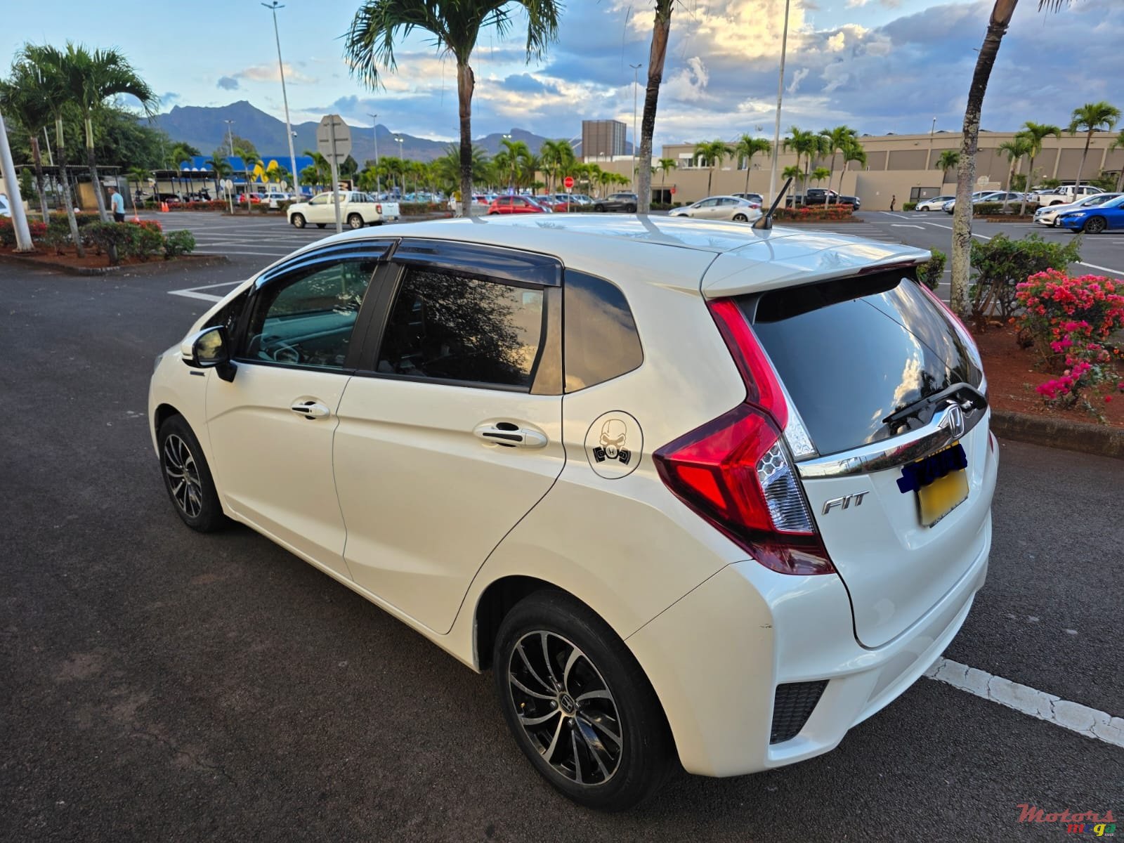 2016' Honda Fit Hatchback photo #2