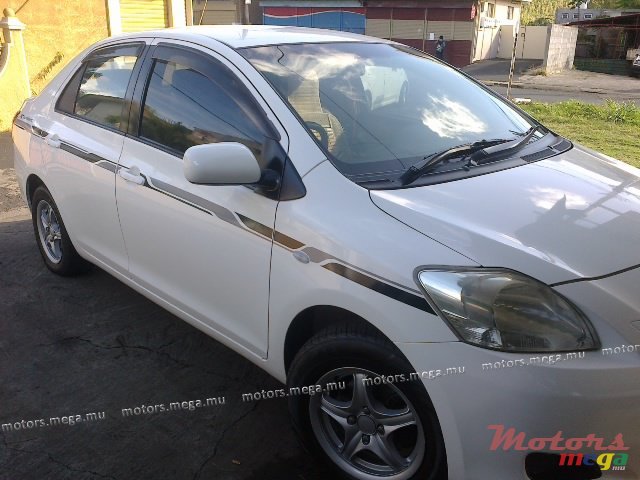 2005' Toyota Belta photo #1