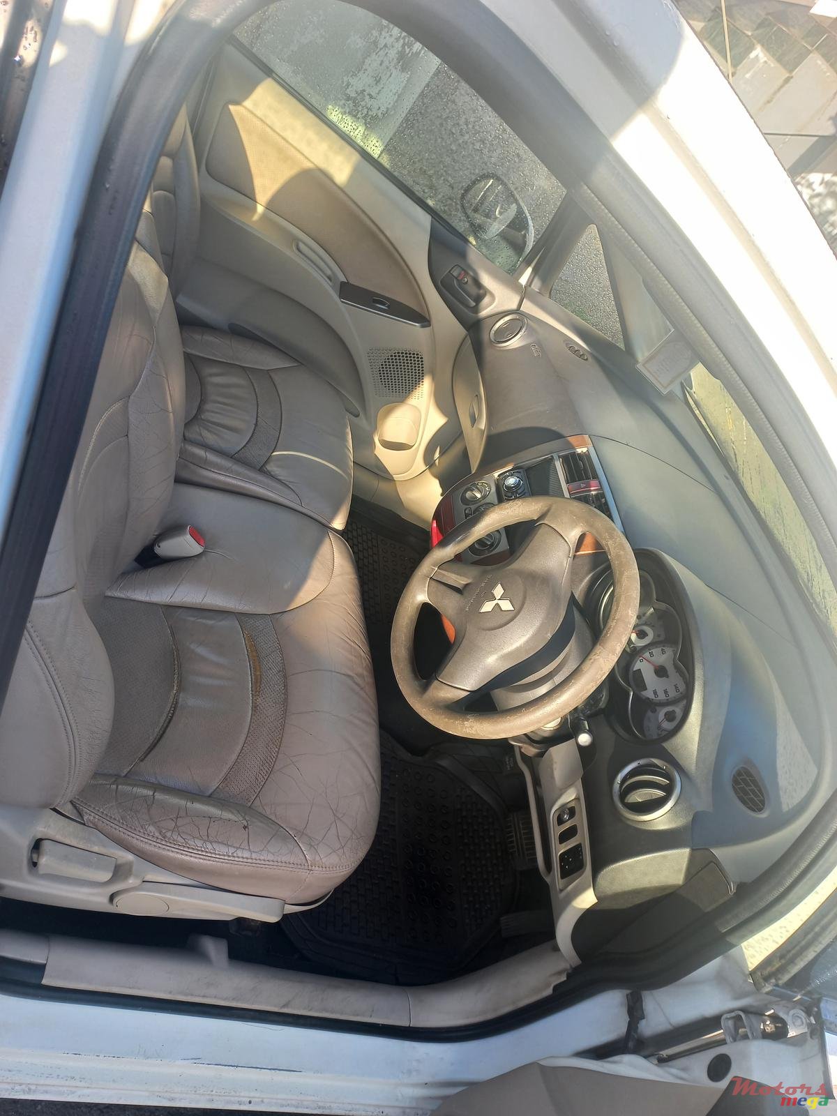 2003' Mitsubishi Colt photo #2