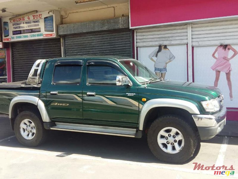 2005' Toyota Hilux photo #2