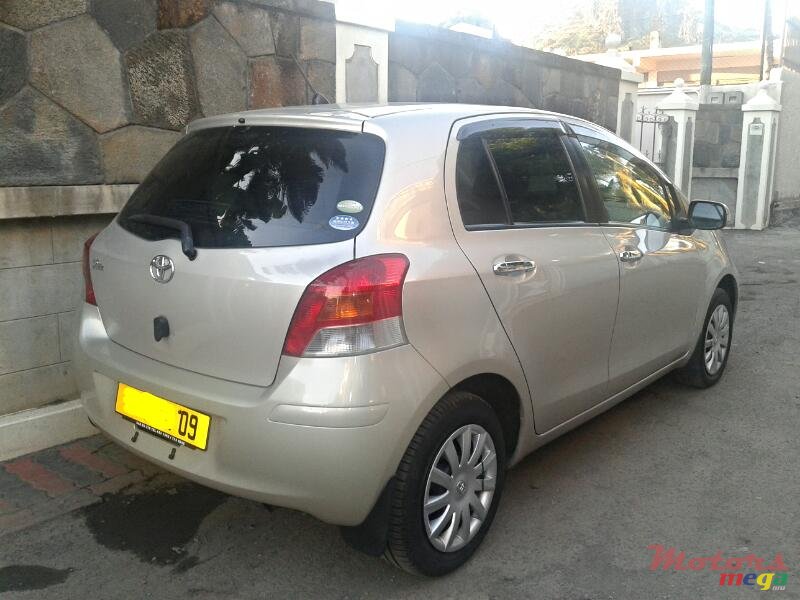 2009' Toyota Vitz photo #2