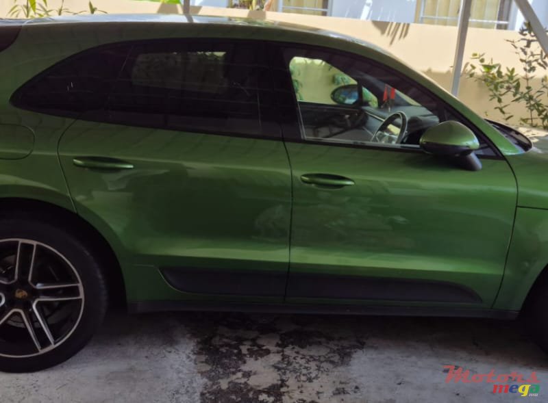 2020' Porsche Macan photo #2