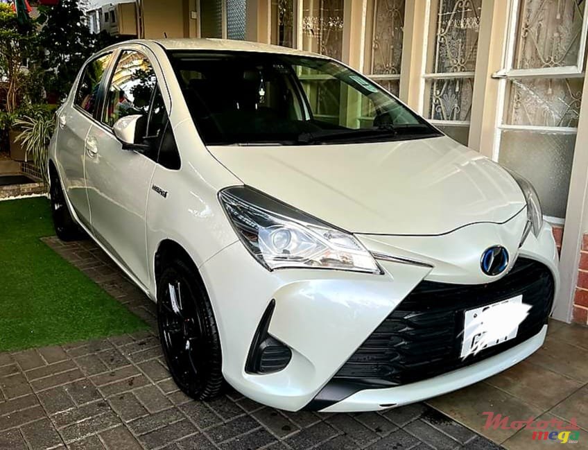 2017' Toyota Vitz photo #1