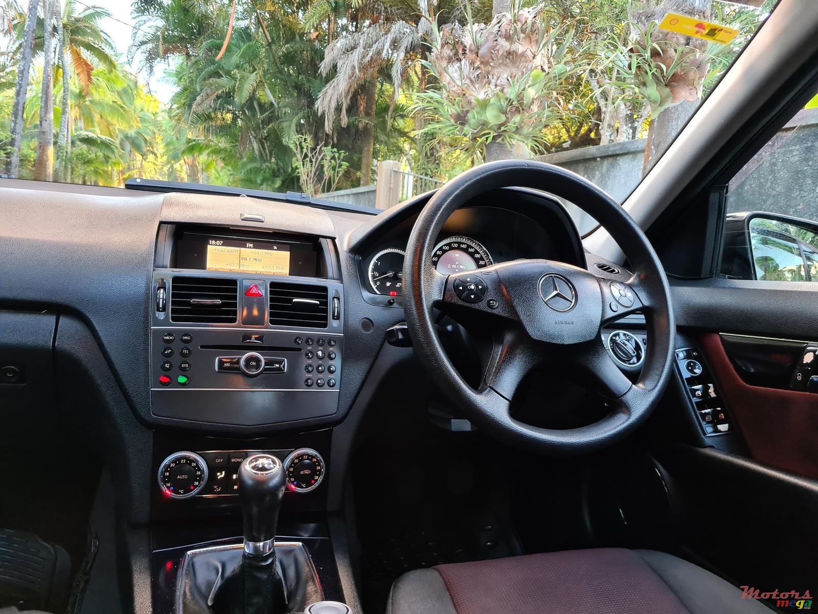 2011' Mercedes-Benz C180 photo #6