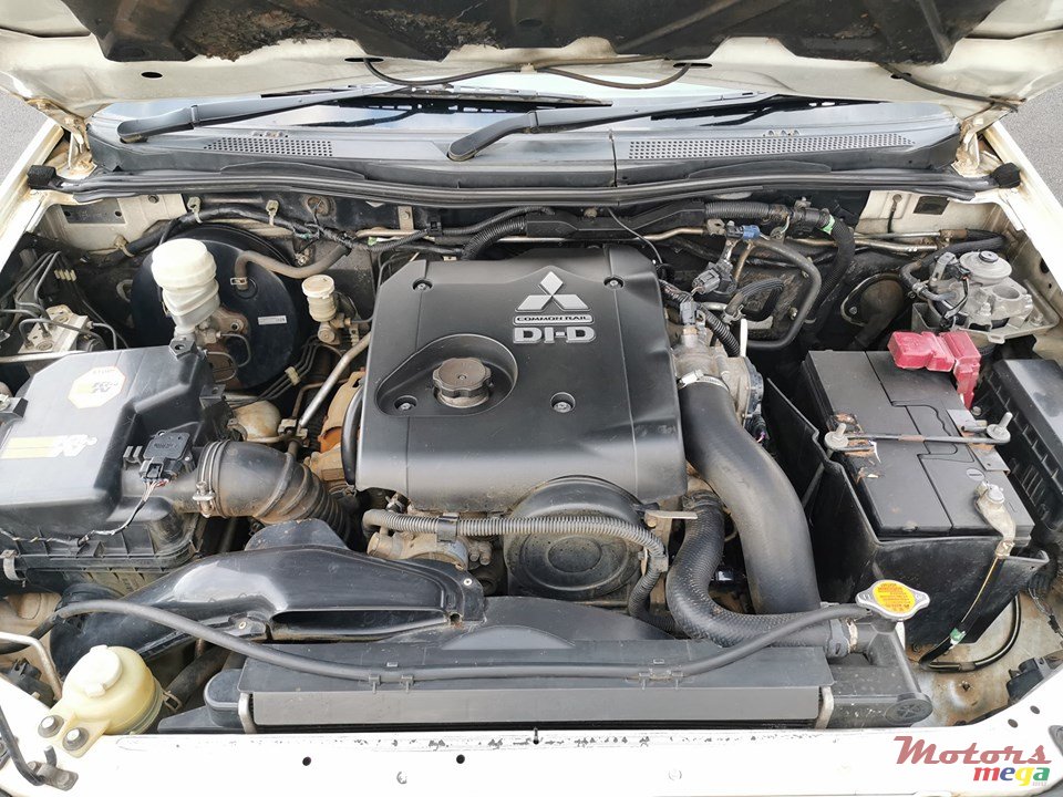 2010' Mitsubishi Sportero photo #4