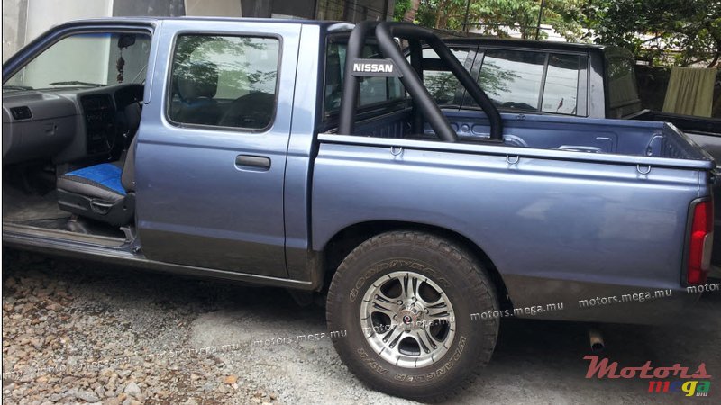 2000' Nissan Hardbody photo #2