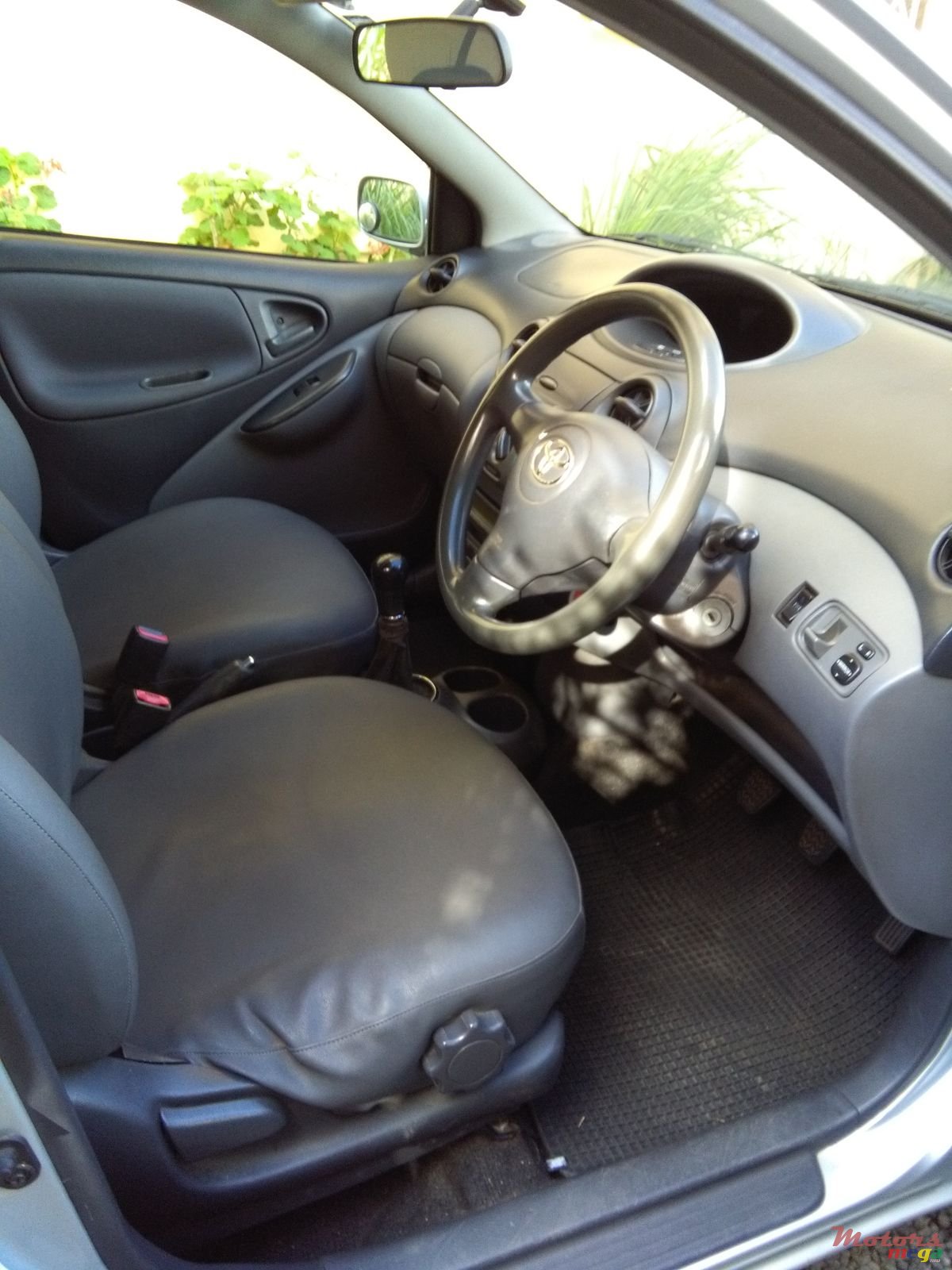 2002' Toyota Vitz photo #6