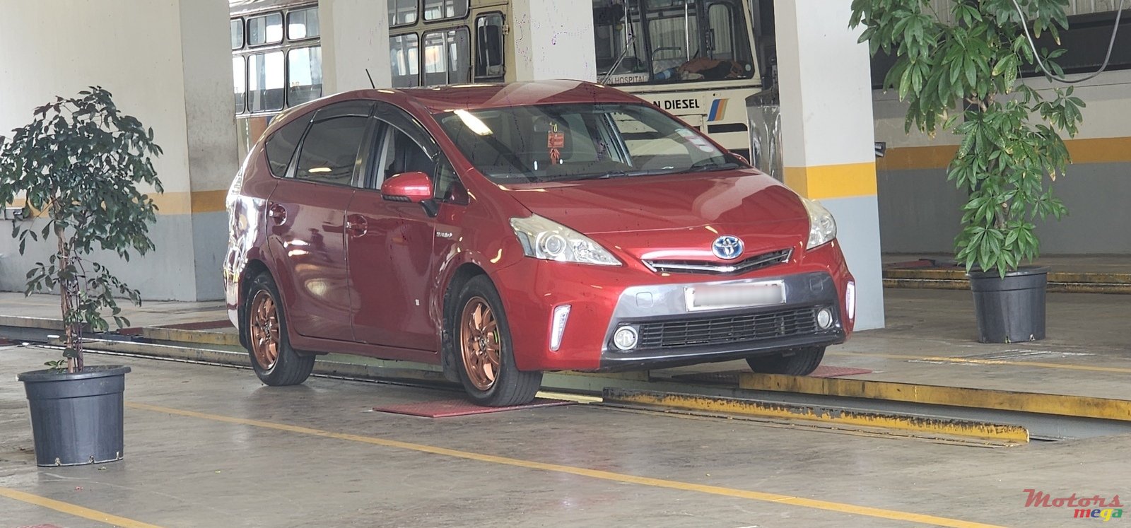 2013' Toyota Prius v photo #7