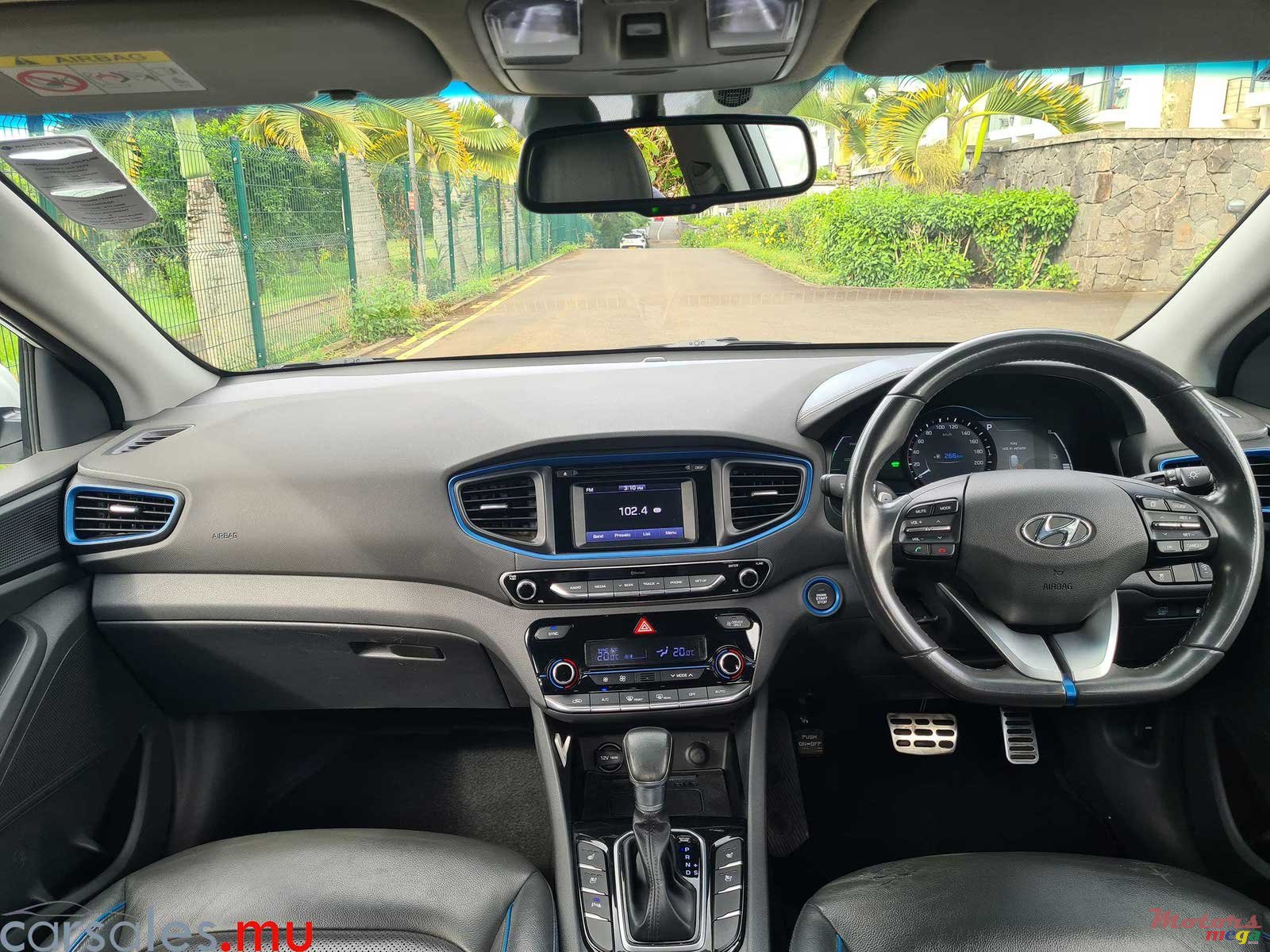 2018' Hyundai Ioniq Hybrid photo #6