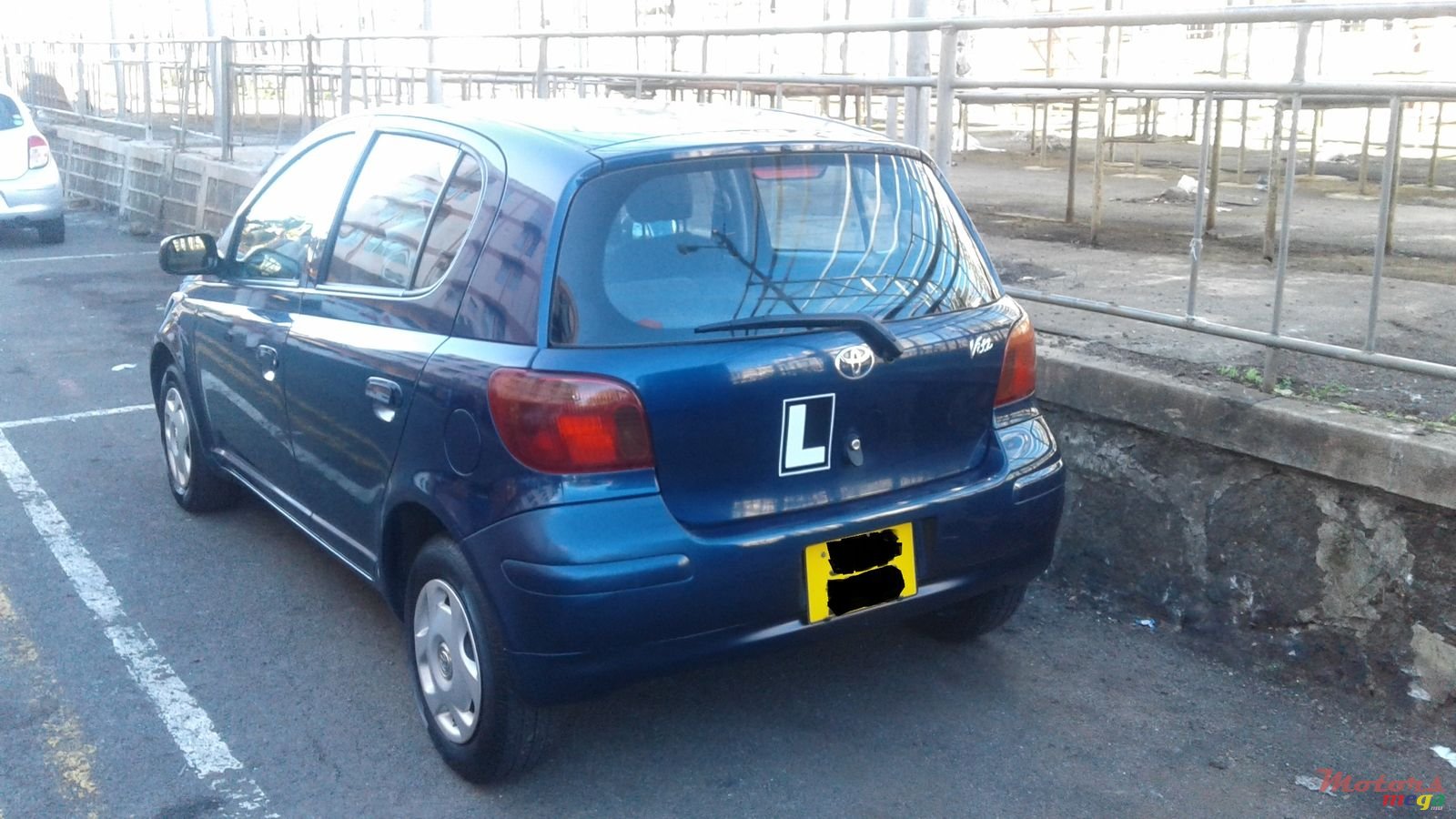 2002' Toyota Vitz photo #2