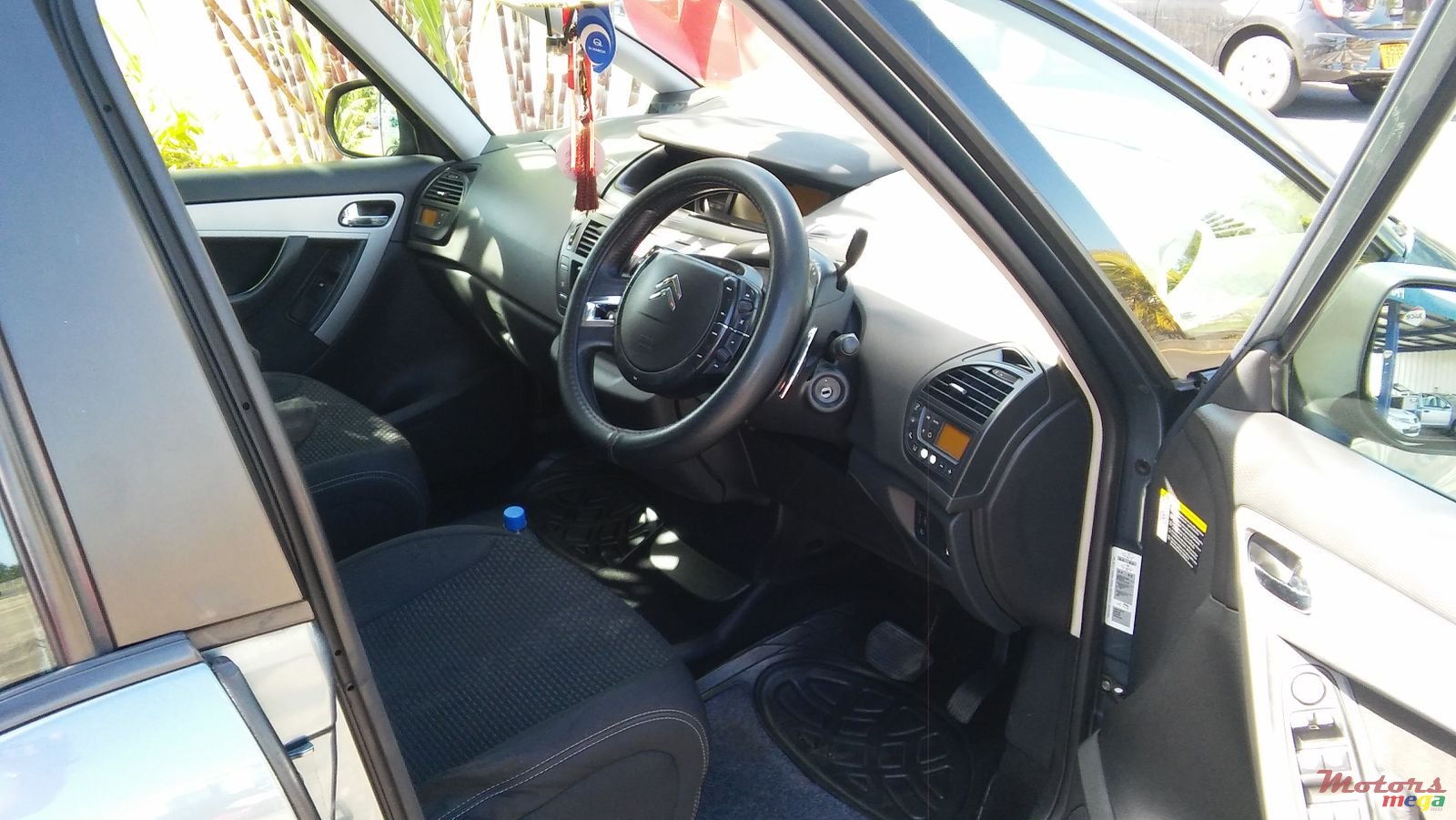 2011' Citroen C4 Picasso photo #4