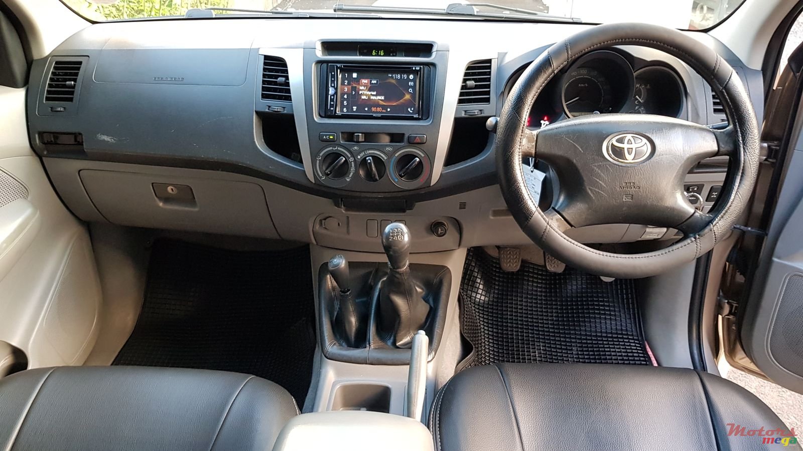 2011' Toyota Hilux 3.0 4*4 photo #5