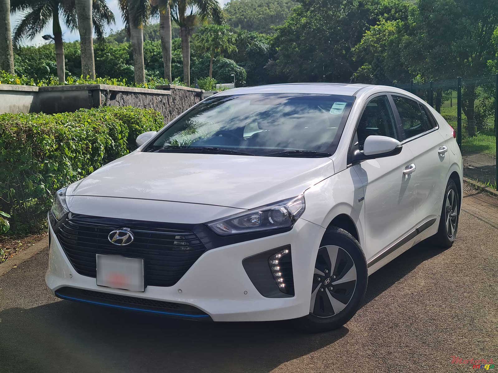 2018' Hyundai Ioniq Hybrid photo #2