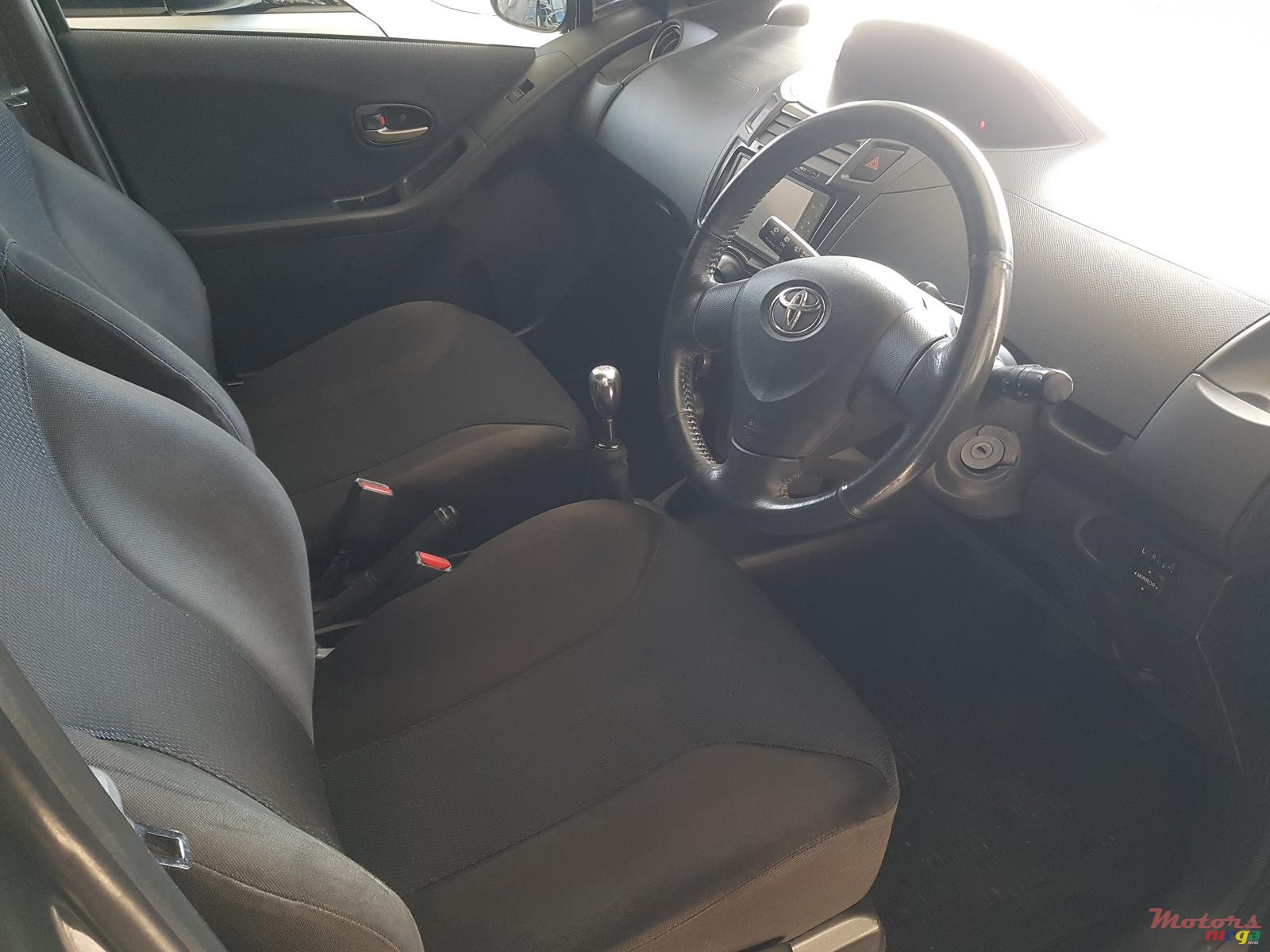 2010' Toyota Vitz RS photo #4