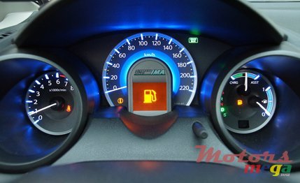 2011' Honda Fit Hybrid photo #3