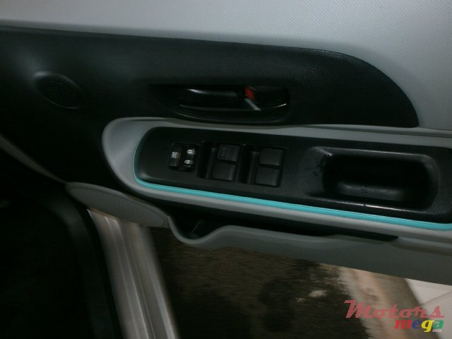 2012' Toyota Prius c aqua photo #6