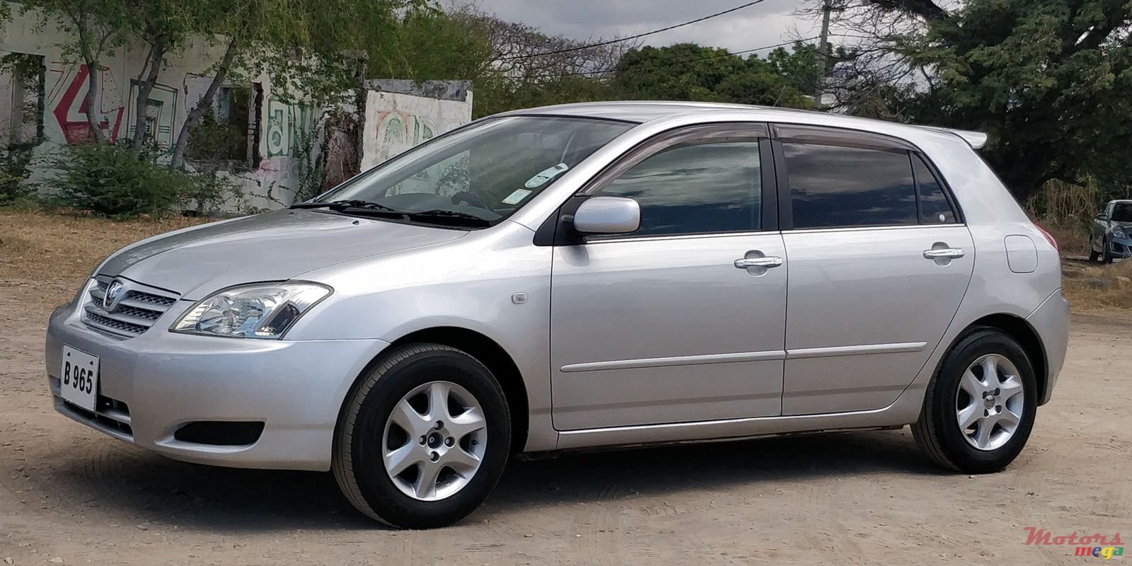 2003' Toyota RunX photo #1