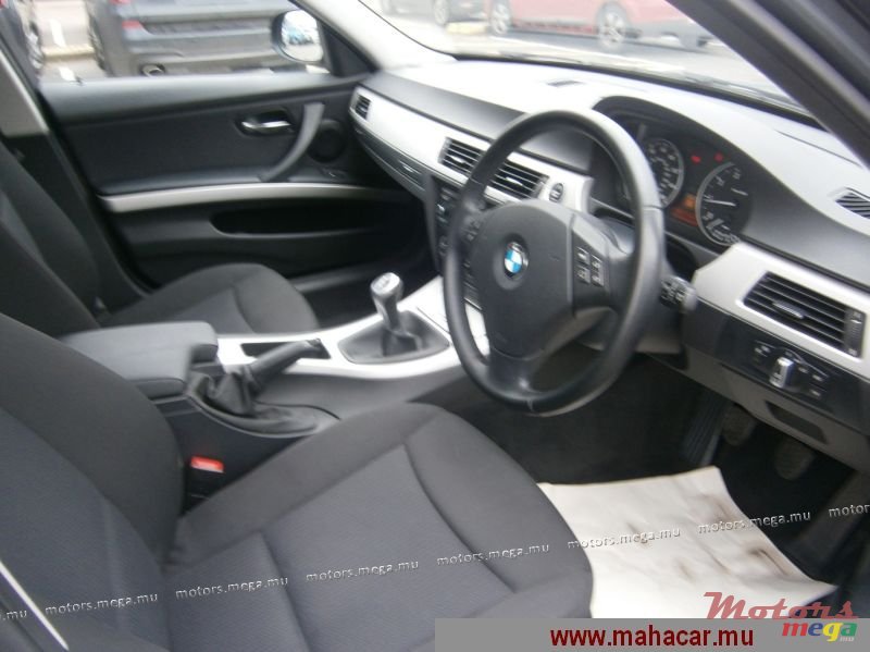 2011' BMW 3 Series 318 i photo #6