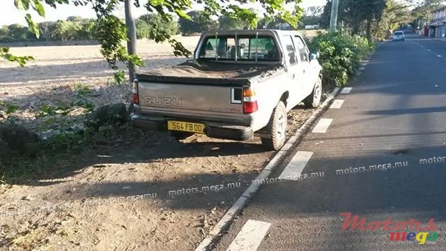 2000' Isuzu photo #4