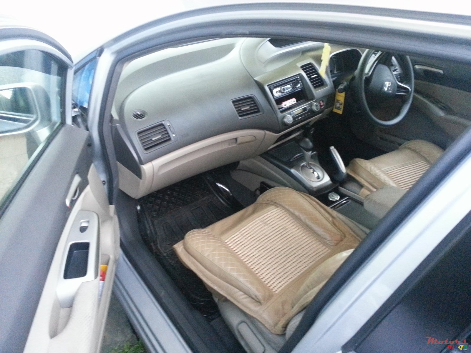 2010' Honda Civic hybrid photo #3