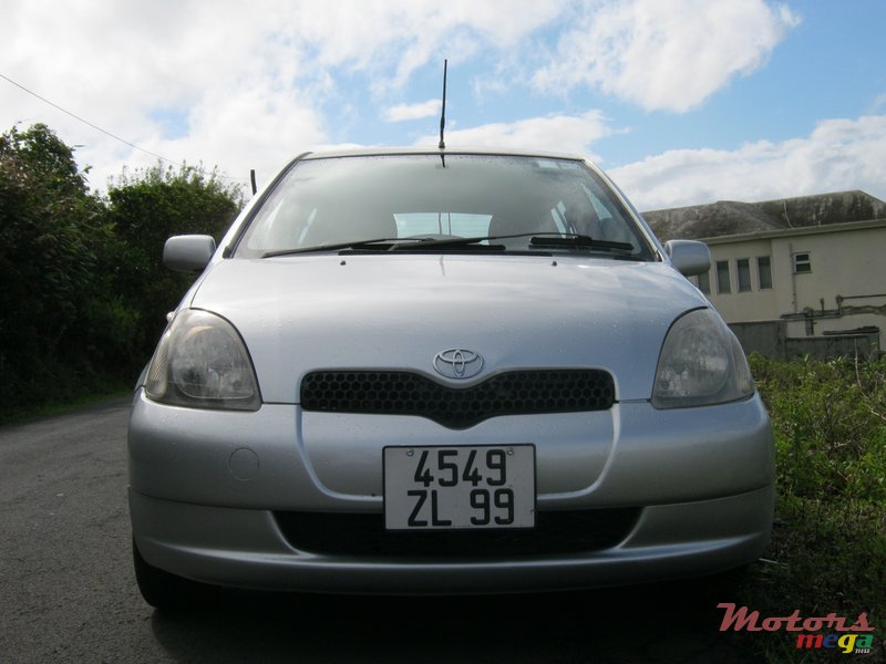 1999' Toyota Vitz photo #1