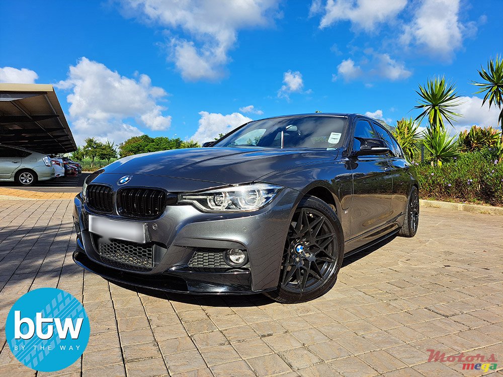 2017' BMW 330 photo #2