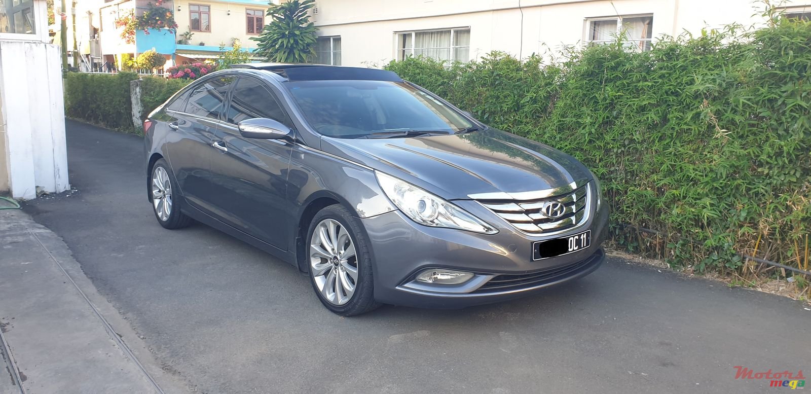 2011' Hyundai Sonata photo #1