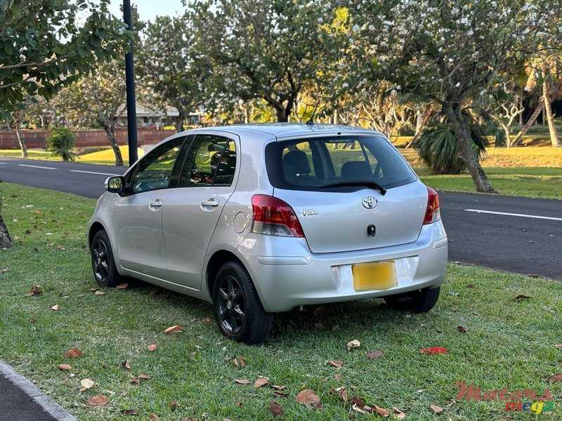 2011' Toyota Vitz photo #4