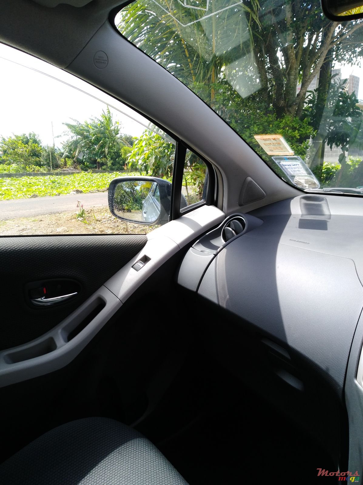 2010' Toyota Vitz photo #1