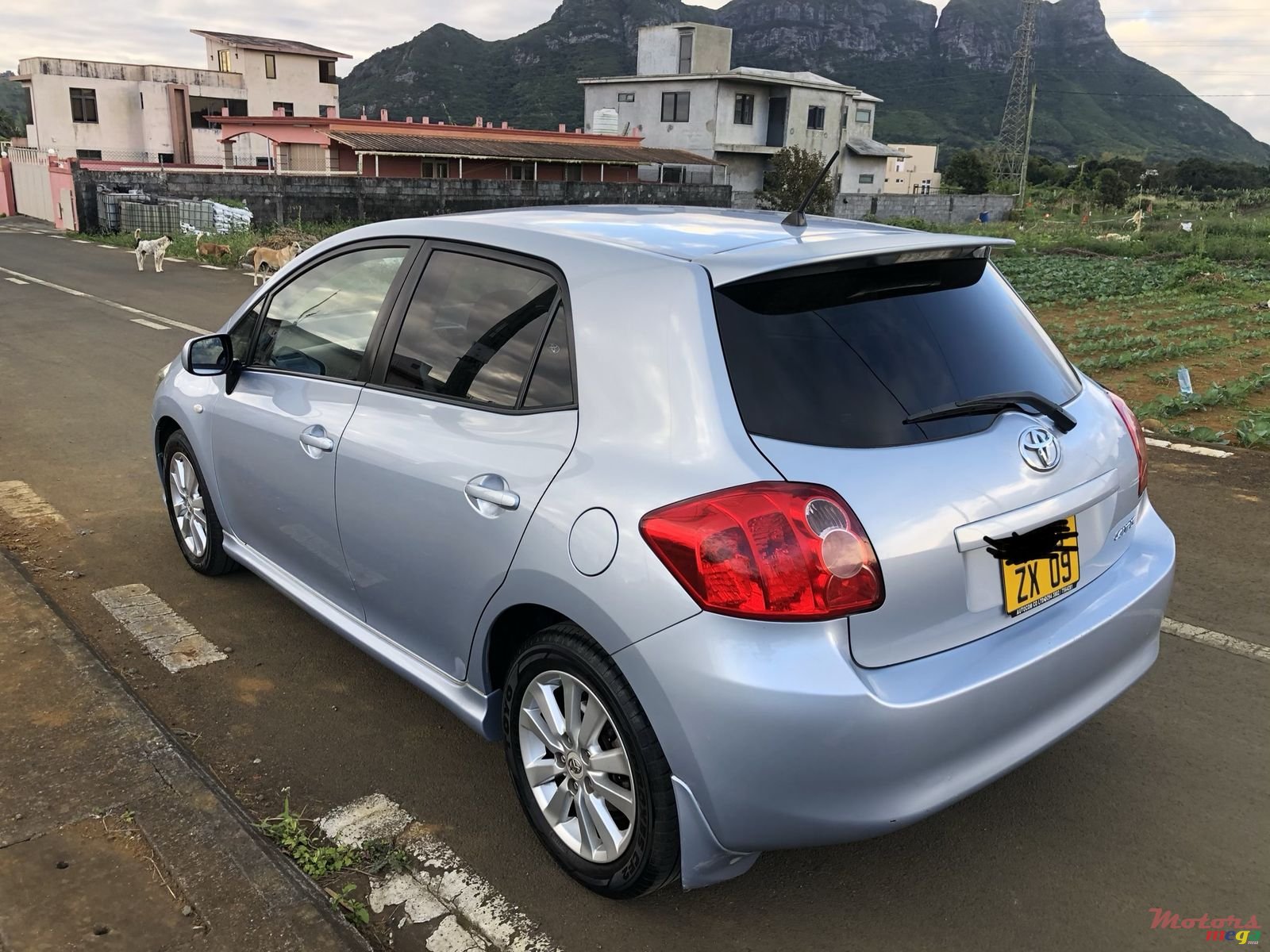 2009' Toyota Auris photo #2