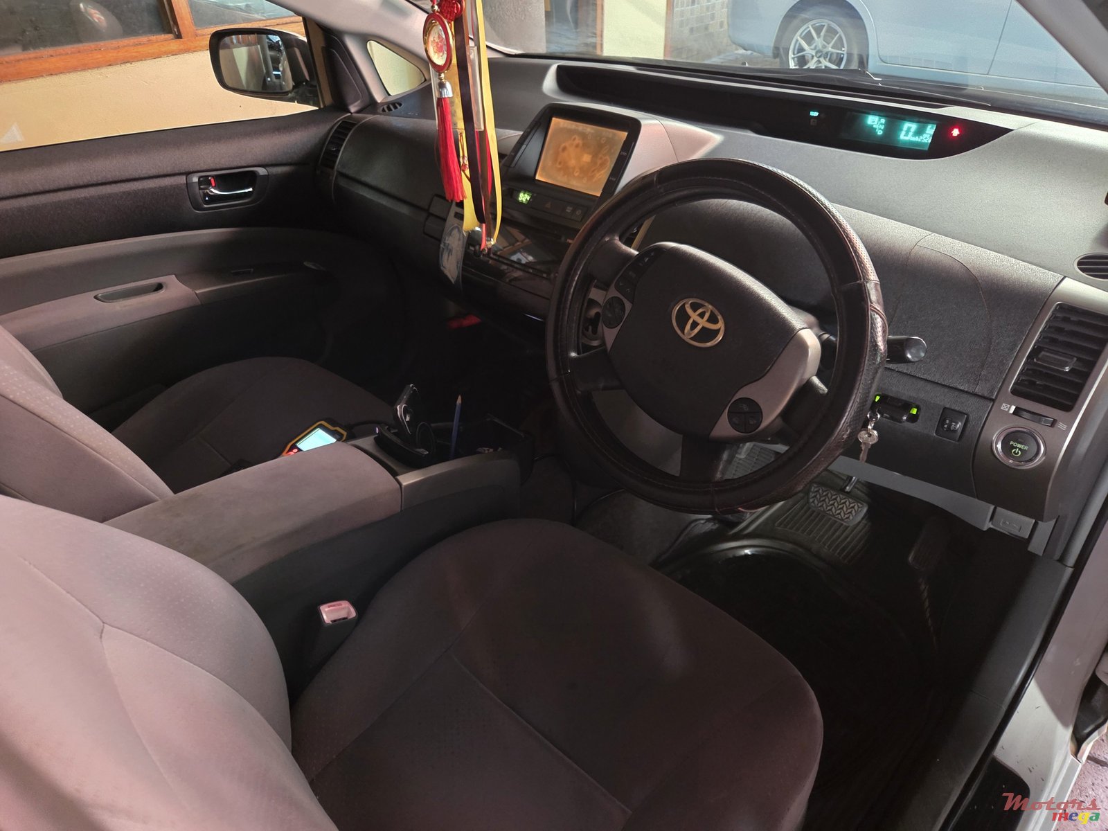 2012' Toyota Prius photo #5