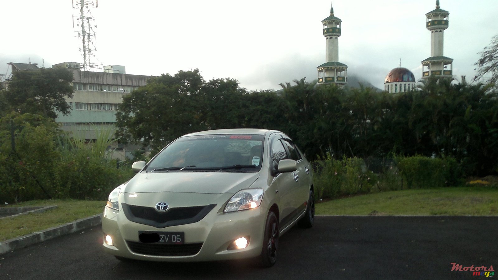 2006' Toyota Belta photo #1