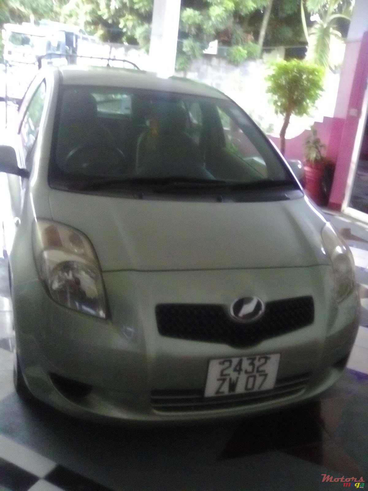 2007' Toyota Vitz photo #1