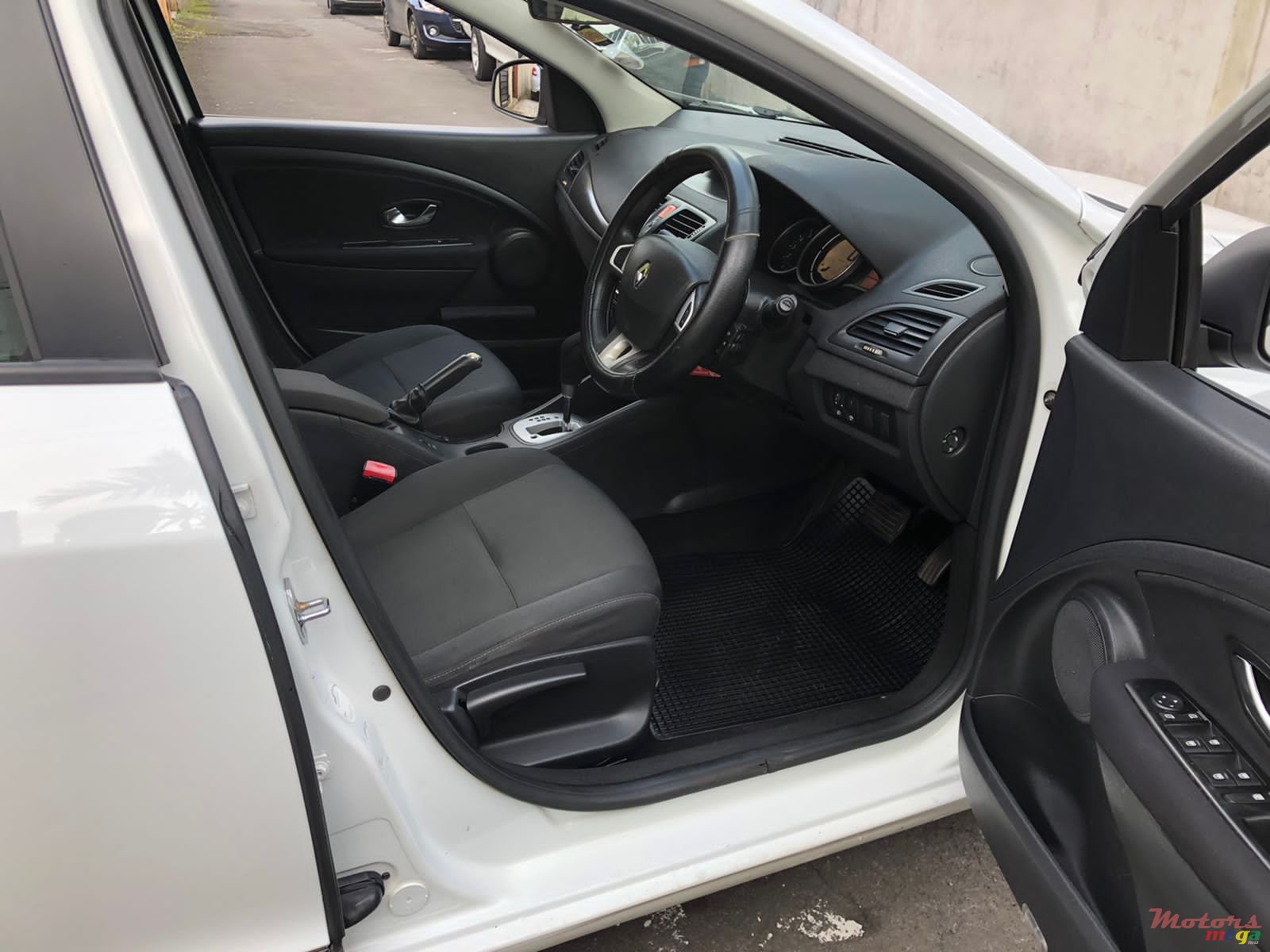 2011' Renault Megane photo #4