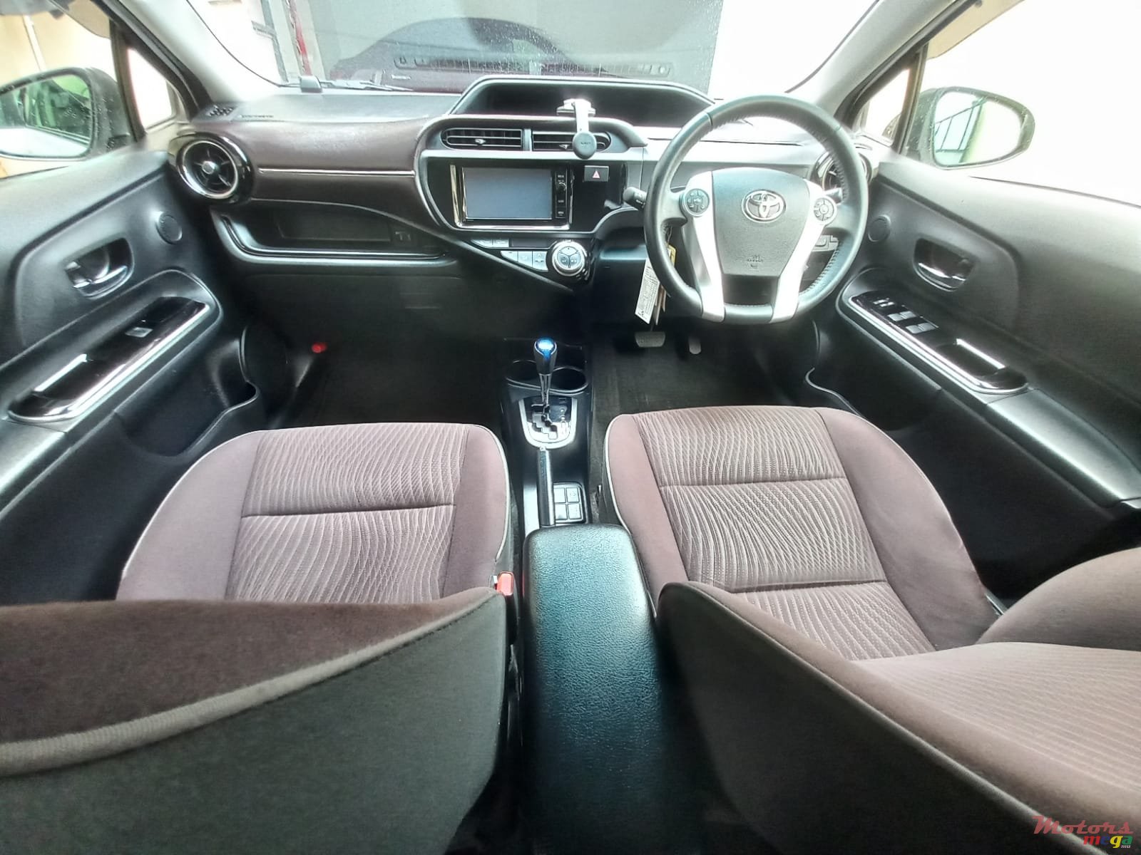 2015' Toyota Aqua Limited Edition 1500cc Japan photo #3