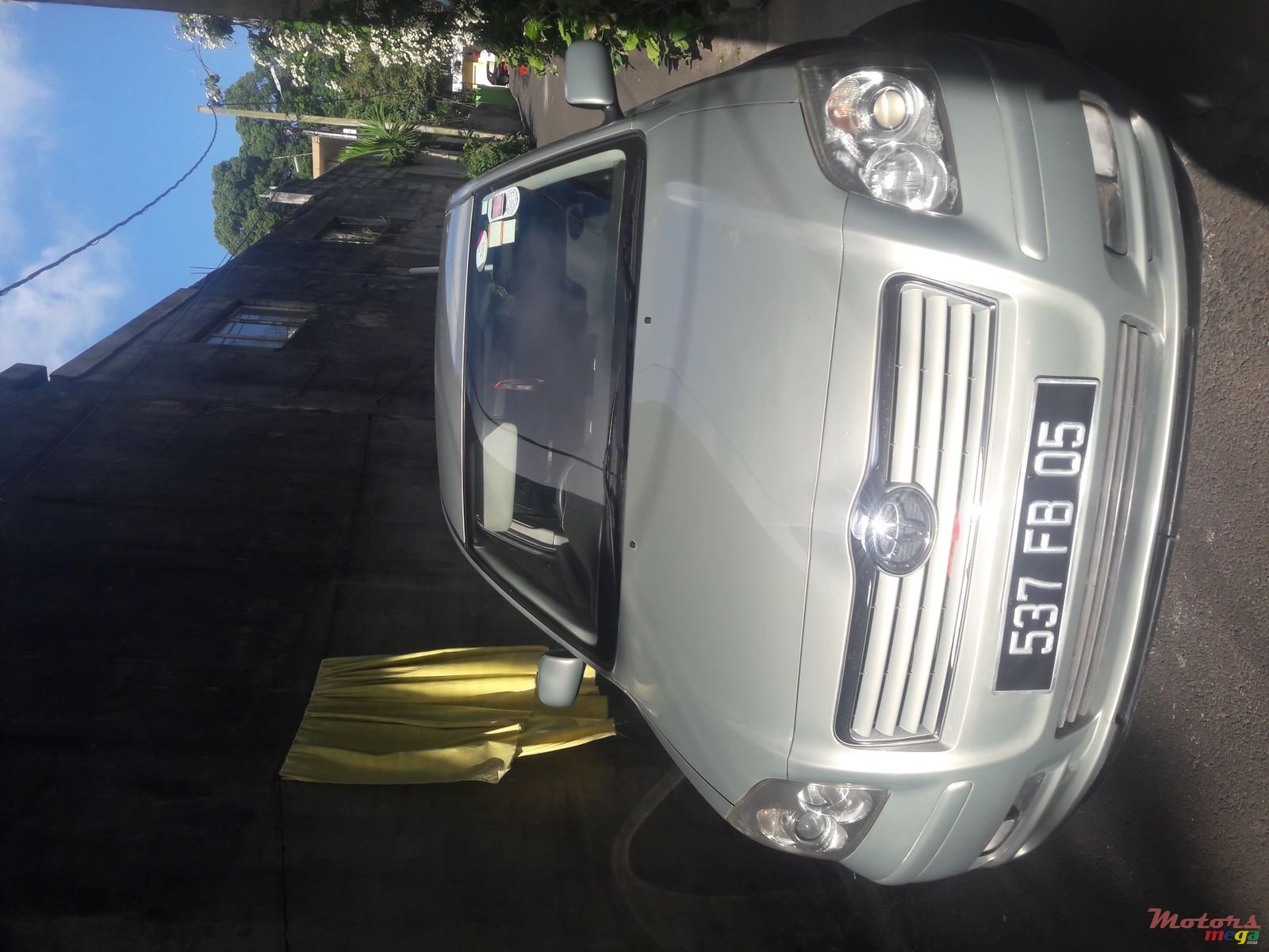 2005' Toyota Avensis photo #2