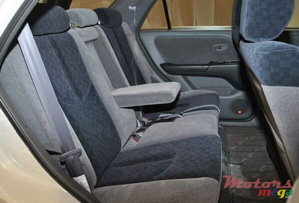 1998' Toyota Harrier photo #2