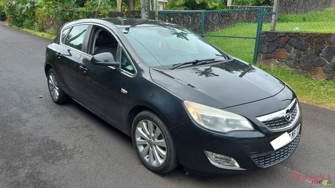 2012' Opel Astra Version Sport photo #2