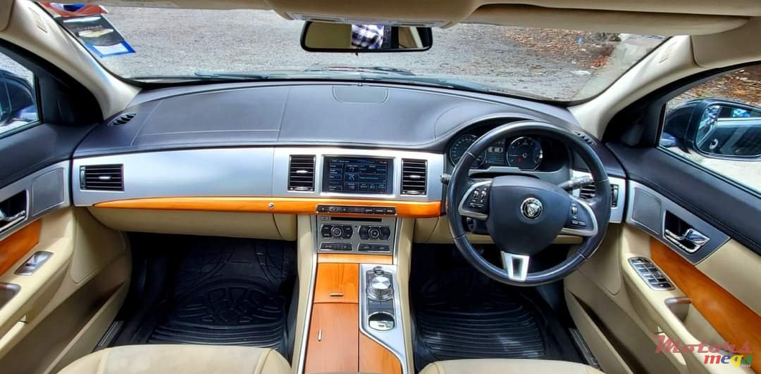 2014' Jaguar XF 2.0T photo #5