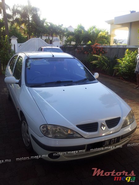 2001' Renault Megane photo #1