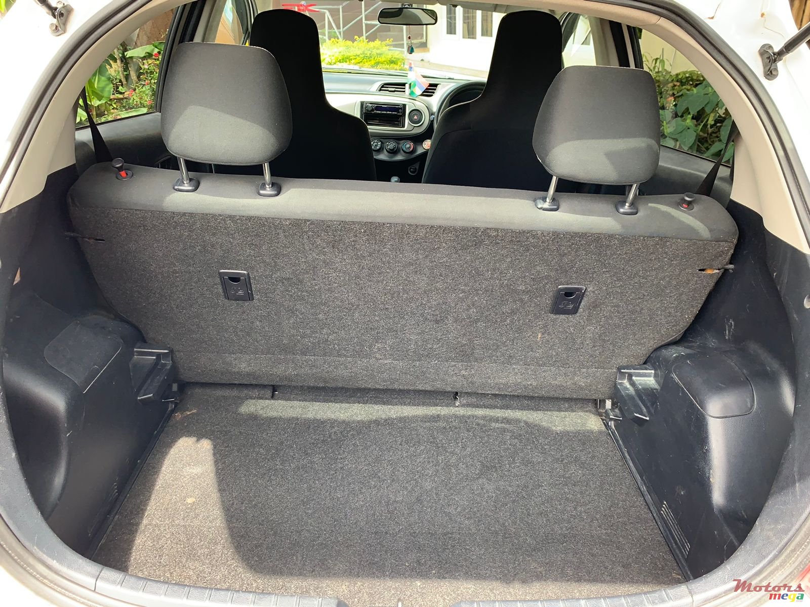 2012' Toyota Vitz photo #7