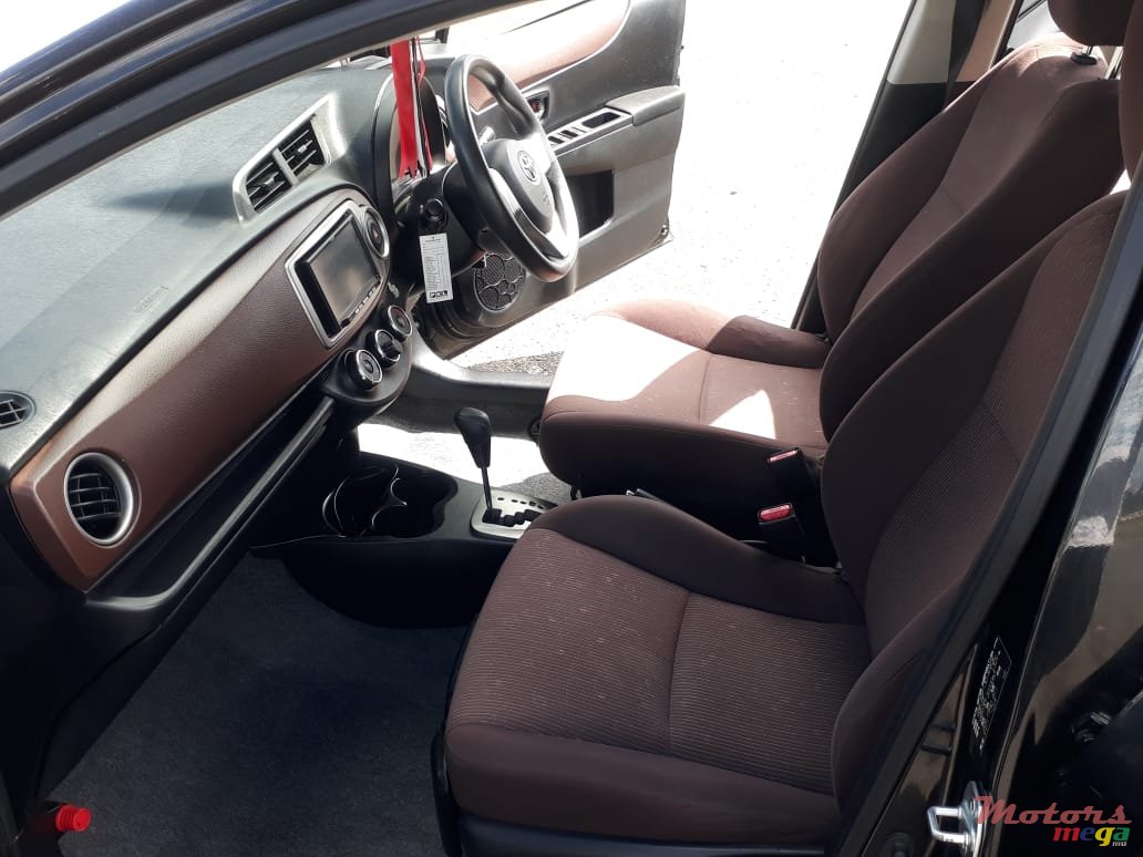 2011' Toyota Vitz Jewela Edition 1300cc photo #3